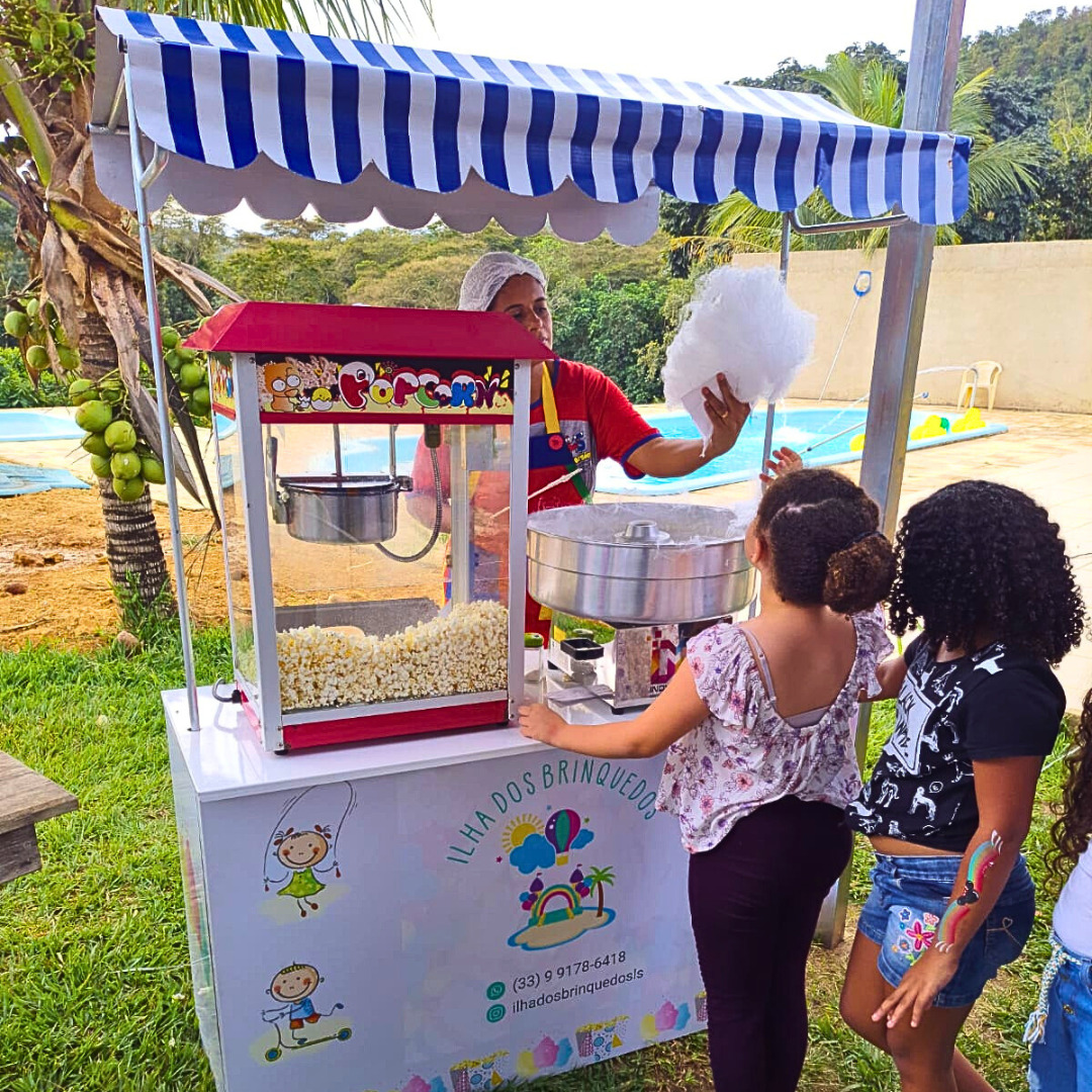 Maquina de pipocas e algodão doce para festa.