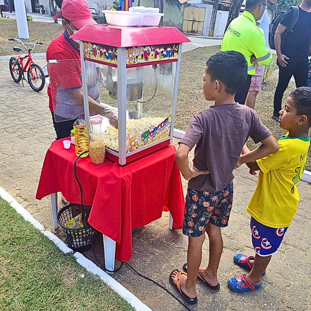 Maquina de pipocas e algodão doce para festa.